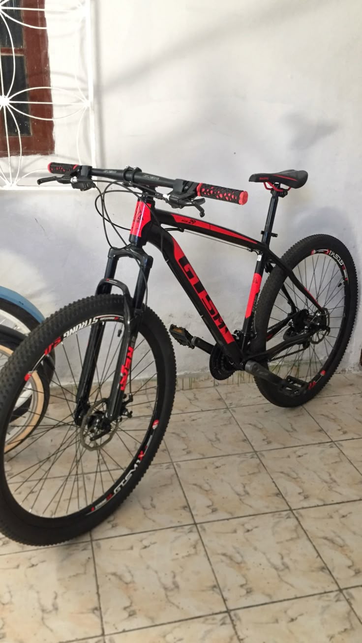 Bicicleta mountain bike preta e vermelha